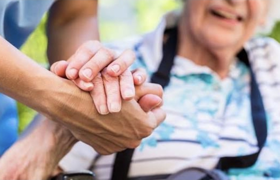 Tisztelt Hozzátartozók! Ha egy családtag aki sajnálatos módon segítségre szorul teljes egészében felborítja a család mindennapi életét. Hogyan tovább, mit tegyek, merre menjek? és így tovább.. A megszokott komfortzóna teljesen eltűnik. Nem egyszerű ez pontosan tudjuk.. Itt jövünk mi a képbe, pontosabban azok akik ezt a szakmát vagy hivatást választották értem ezt valamennyi kollégára Arra törekszünk hogy a szerettük a lehető legjobb kezekben legyen..Hogy a család tudja élni az életét.. Mindent gondoljanak át, beszéljenek meg és úgy hozzanak döntést. Ez a döntés nagyon nehéz hiszen a szerettük felett "történik". Ha viszont meghozták akkor ne habozzanak tovább mert minden perc számít egyaránt önöknek és szeretett hozzátartozójuknak is. Keressenek bátran és megtaláljuk a lehető legjobb megoldást! Mindig mindenben első a szerettük! Üdvözlettel és Tisztelettel.